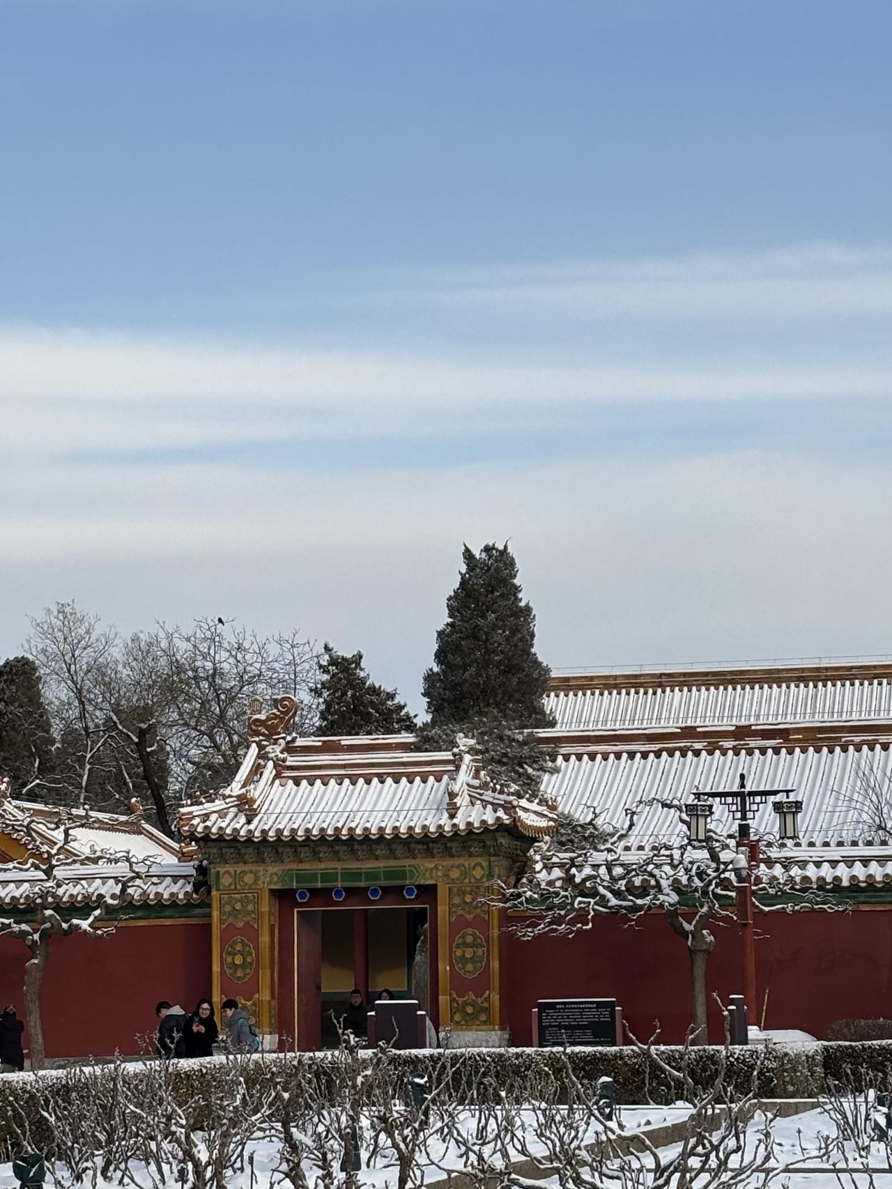 北京今冬第一场雪，景山公园美成了一幅画。12月12日，北京迎来今冬首场降雪，这场