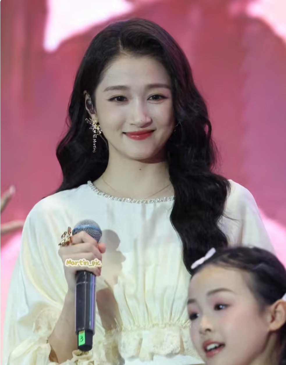 啤酒节造型再引争议，28岁关晓彤北京商演，2599元裙子短得离谱但是很好看