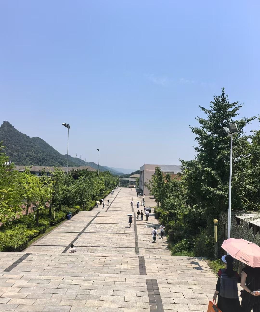 该是清账的时候，更多的人觉醒了。现在很多家长开始转变思路，不再花大钱读民办大学