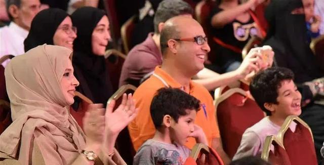 05年，萨达姆女儿相中安徽杂技演员，开月薪42万聘保镖，后来咋样鞭声裂空，身