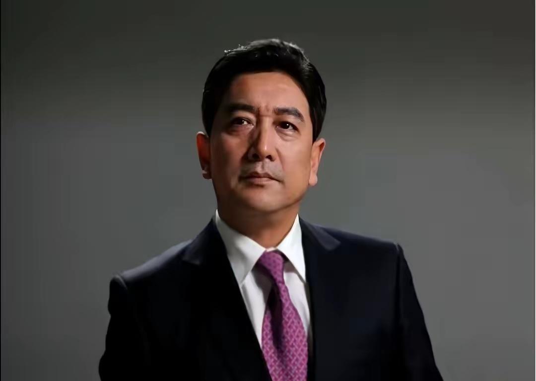 水均益这人有点意思。这位61岁的老记者站在黄河游船上，身后是流光溢彩的中山桥。