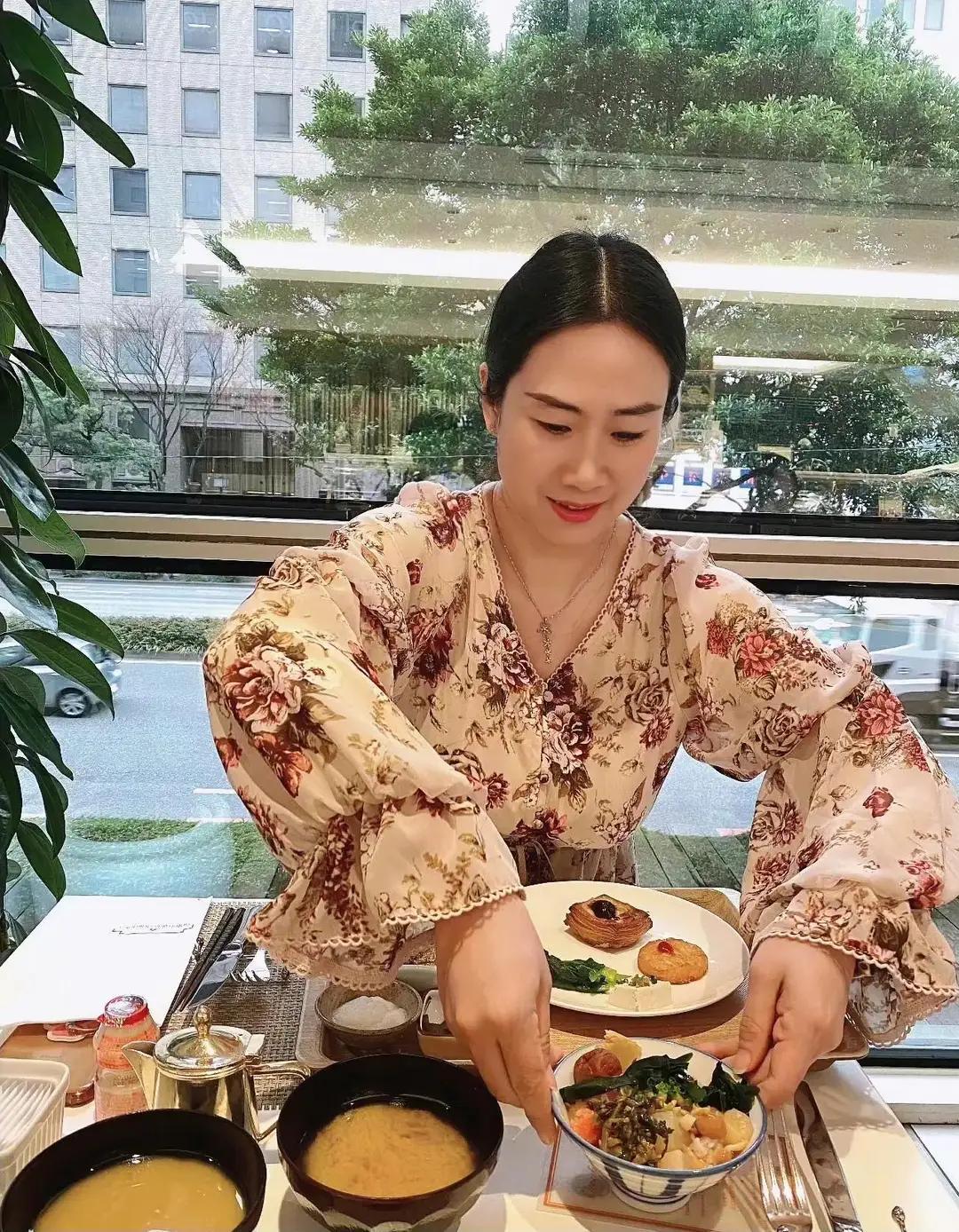 这就是她们现在的生活，这是她们自己选择的生活，图一芙蓉姐姐，图二凤姐，十几年前