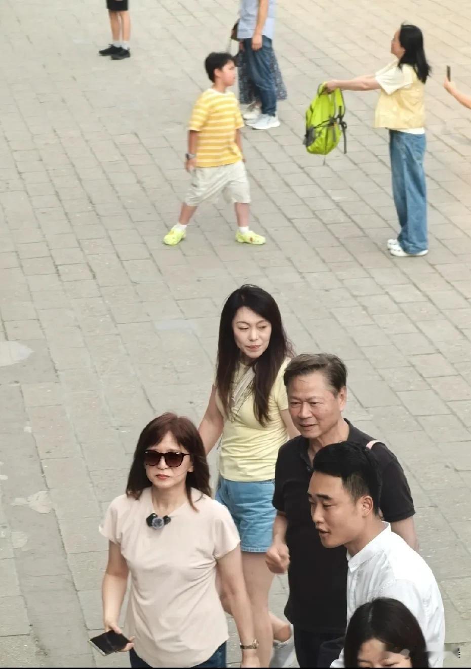 台湾省名嘴、著名主持人赖岳谦夫妇现身西安游玩。电视里侃侃而谈的主持人，想不到现