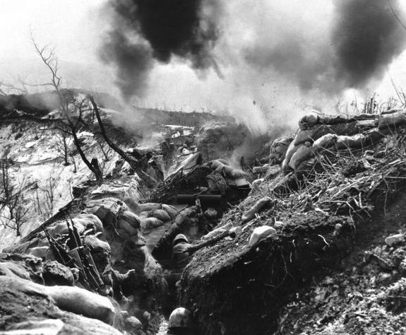 1950年11月18日,朝鲜战场上,康庆禄壮烈牺牲了,当美军欢呼着向他围过来时,