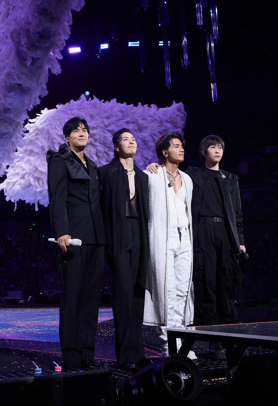 F4这次合体，可能不是为了登台。言承旭刚松口，说20周年演唱会已在策划，和朱孝