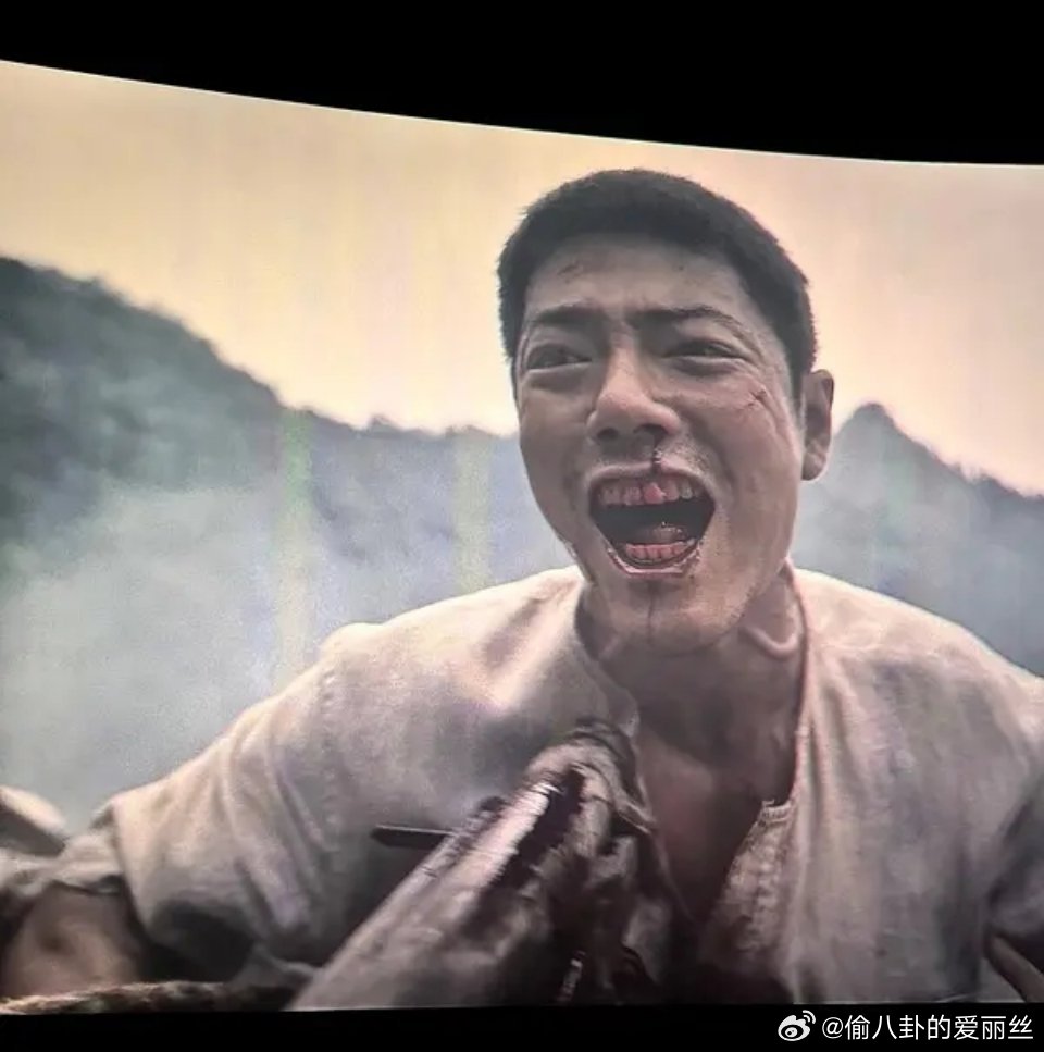 肖战对比最强烈的两张照片