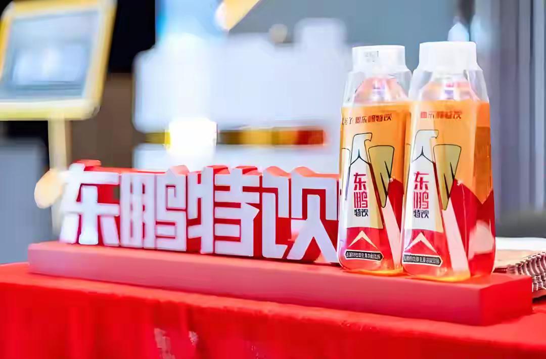今年东鹏饮料的业绩非常的好，2025年上半年实现营收107.37亿元，同比增长3