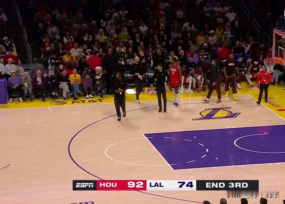 湖人队真是太让人失望了！今天的圣诞大战焦点战，湖人队坐镇主场迎战火箭队，东契