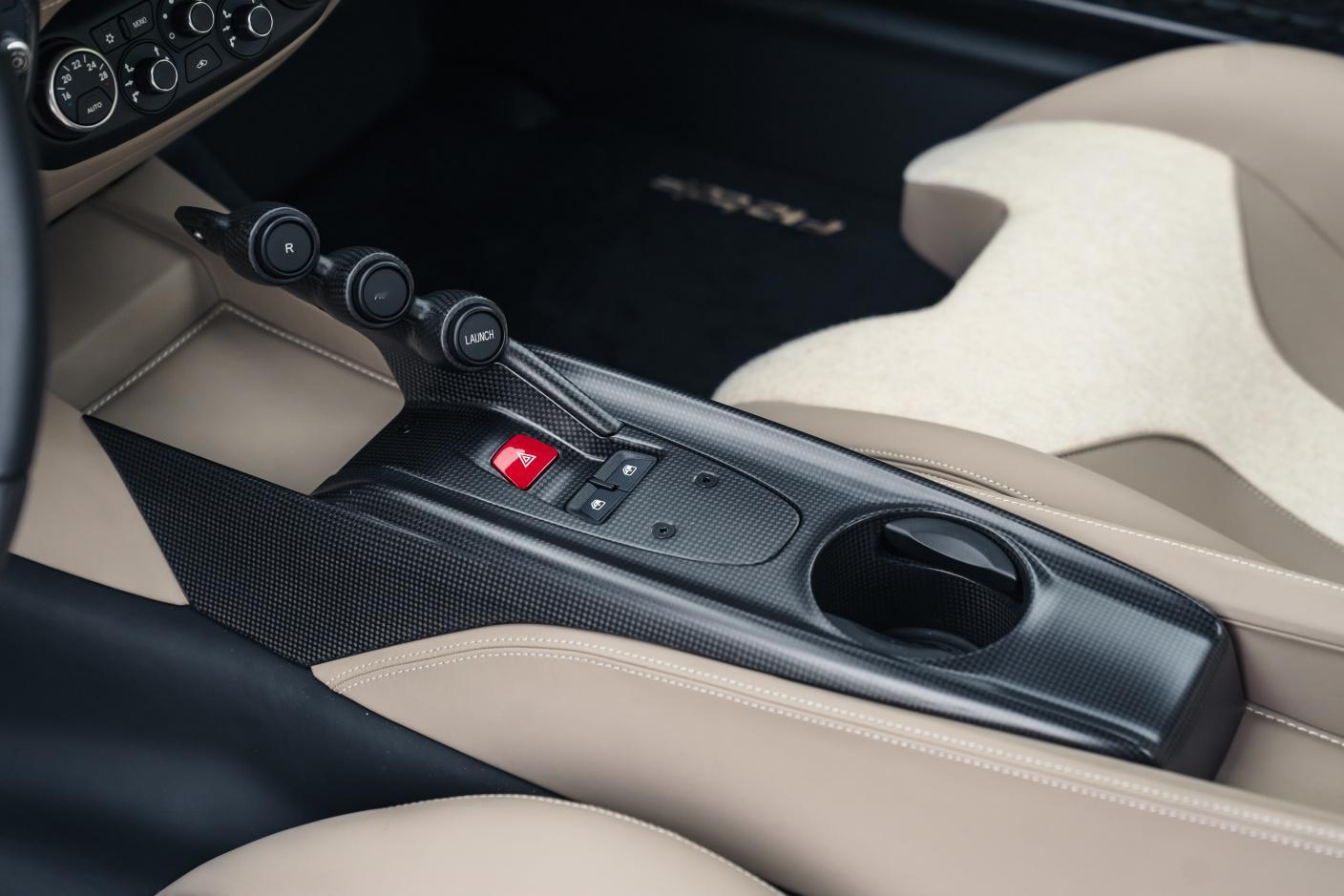 给大家分享一个超级超级有品的车主给自己的法拉利定制了loropiana羊绒。