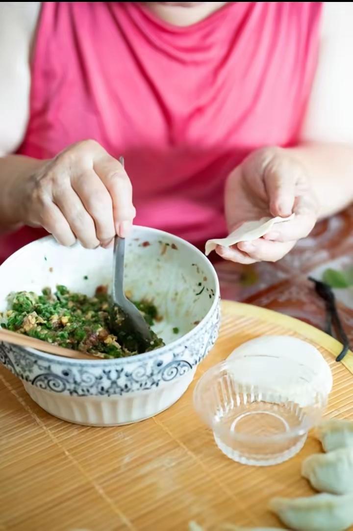 周末我妈来看孩子，我婆婆正在拌饺子馅，我妈看到突然喊出来：亲家，你这拌馅包饺子，