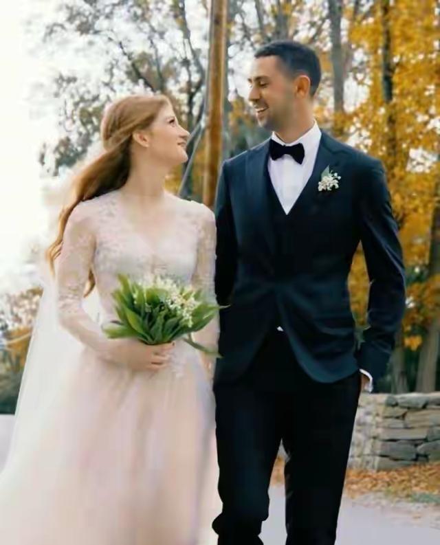 比尔盖茨两个女儿找的男人都不是白种人，大女儿嫁的是黄皮肤的丈夫，小女儿谈的是黑皮