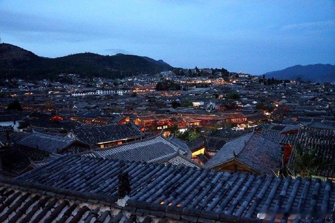 丽江古城，青砖黛瓦、灯火阑珊，你喜欢吗？云南旅行丽江旅行游记via:背包旅