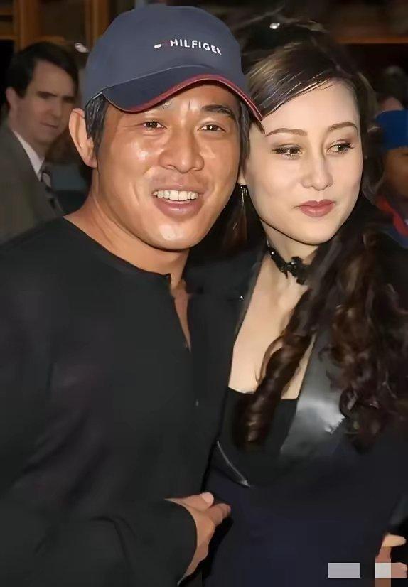 李连杰当年的深情，真的太好磕了✨1996年，李连杰火急火燎冲进向华强办公室，张口