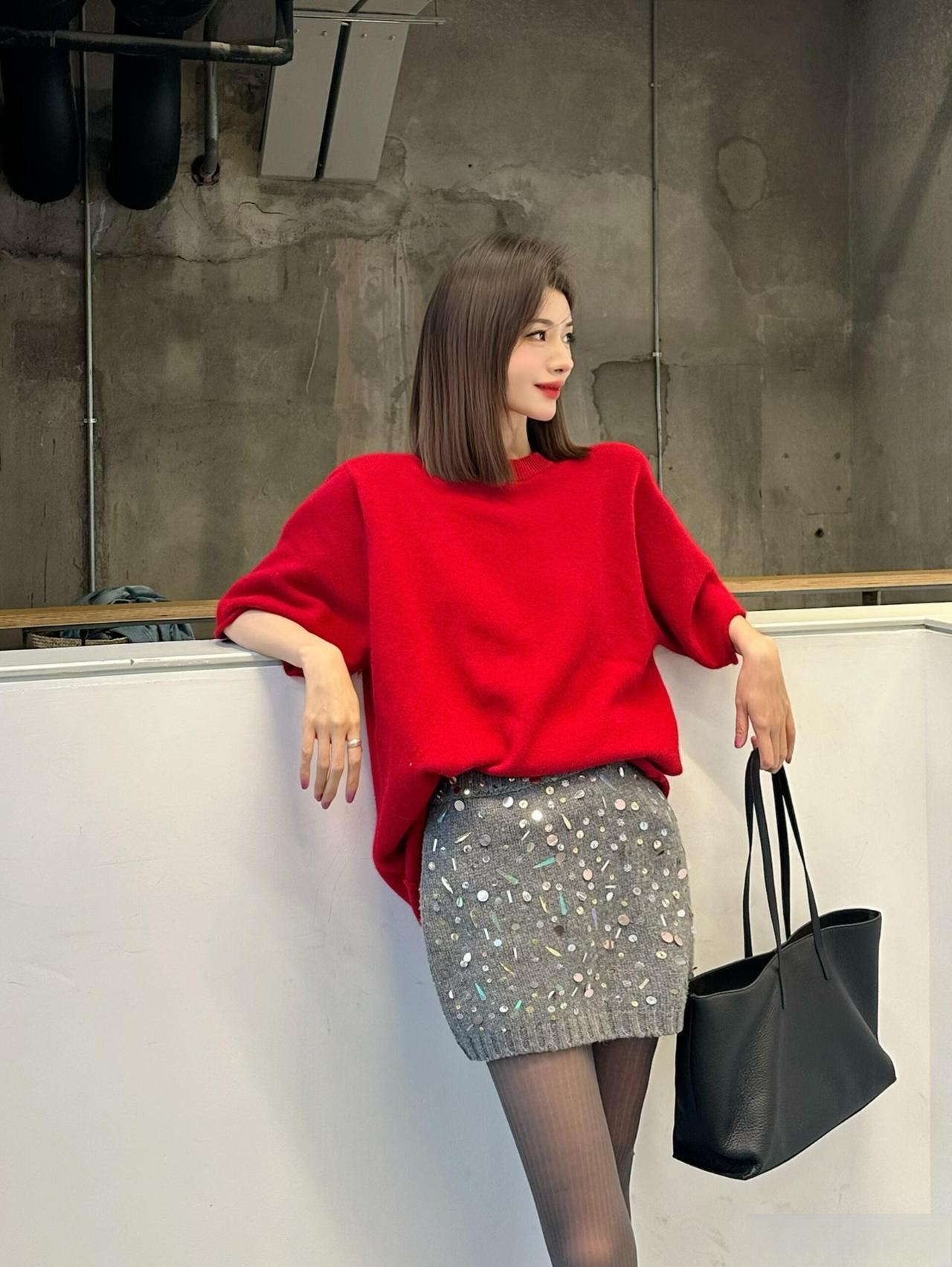 这套是“明艳甜酷风”穿搭，高饱和色+亮细节让造型超吸睛：-上衣选了正红o