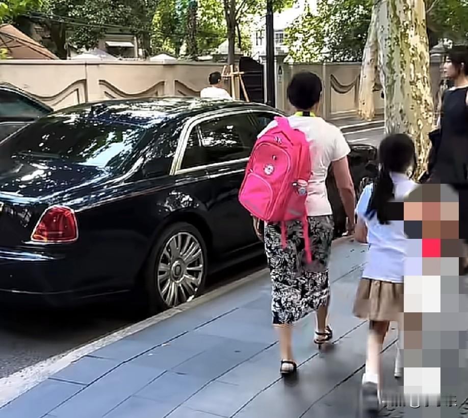 上海安福路一“小公主”放学，外公外婆开着劳斯莱斯来接“小公主”，多么幸福的孩子呀