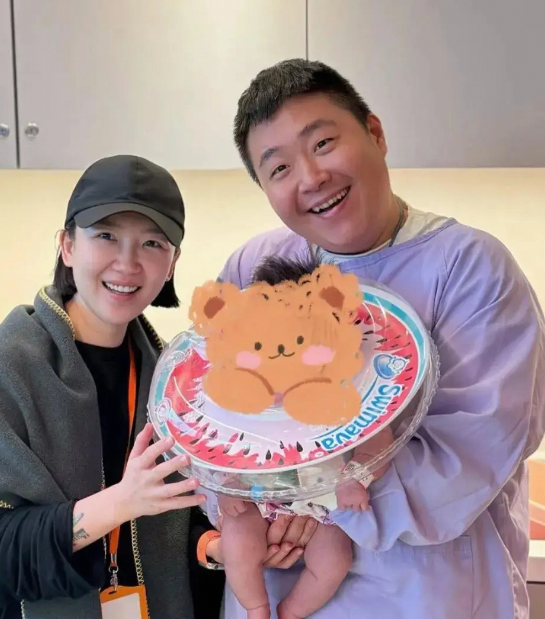 郝劭文35岁当爸照顾幼女尽显温柔