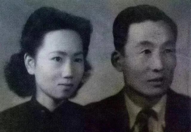 1948年，一个大汉奸病死，然而，他的儿子却在棺材前拜堂成亲，娶了大上海第一交际