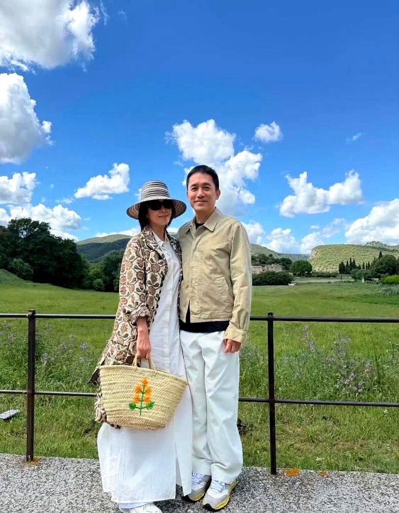 刘嘉玲踩着高跟鞋迈下台阶，顺手盘上了梁朝伟刚剃的寸头。换作旁人早下意识偏头躲了，但这位影帝毫无避让。