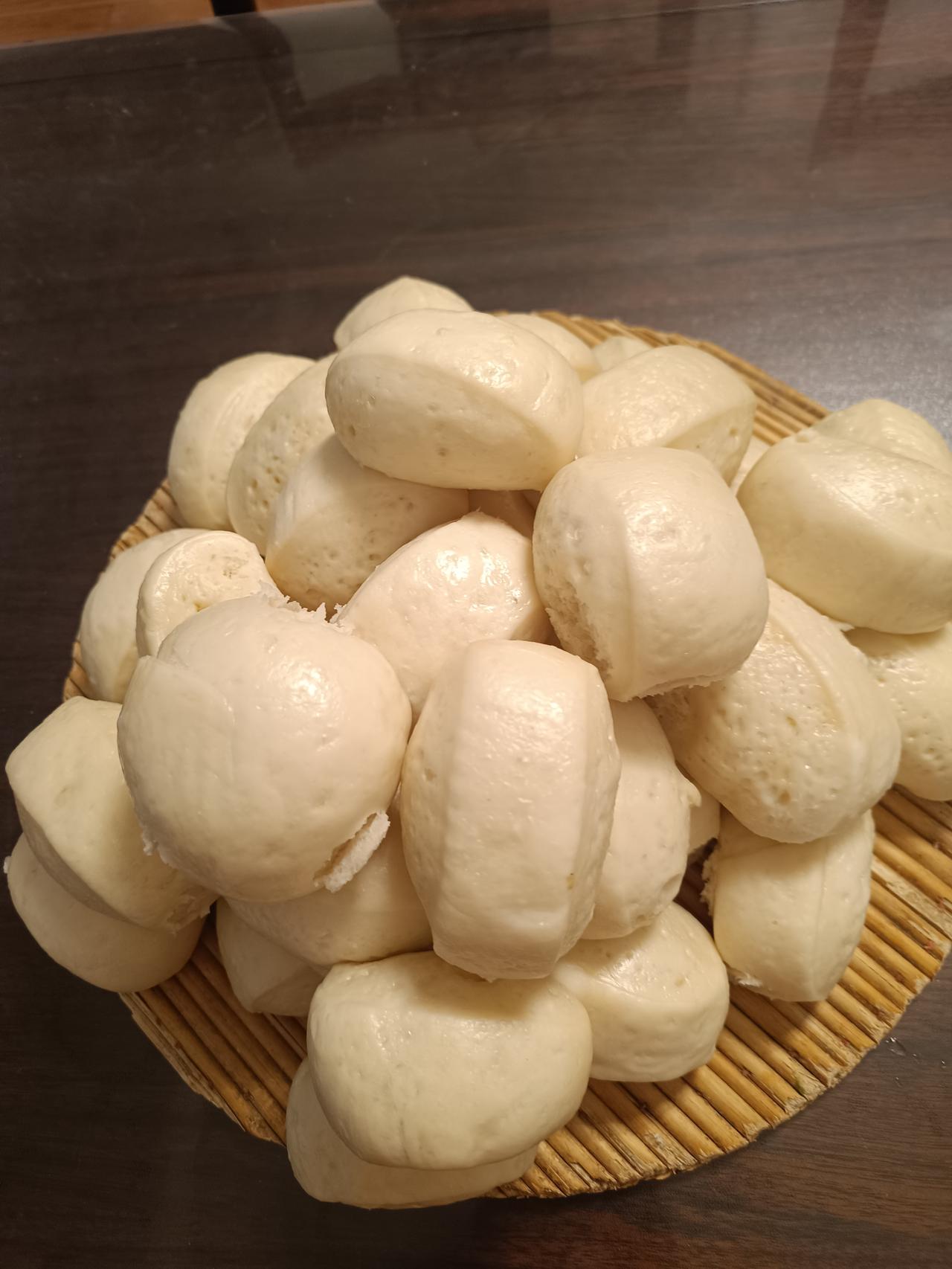 儿子和妈妈的对话儿子:妈，蒸馍吃完了，再蒸点馍。妈:好的，一会儿和面去。