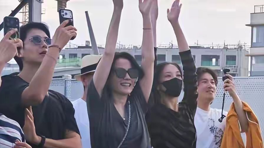 王菲母女三人在阿那亚，前夫窦唯也在，王菲穿超短裤、秀一双美腿​