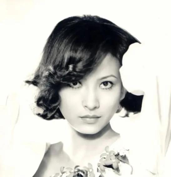 1980年，武打女星徐枫前夫跑路，留下百万巨债。不久后，她主动找到最大债主“汤君