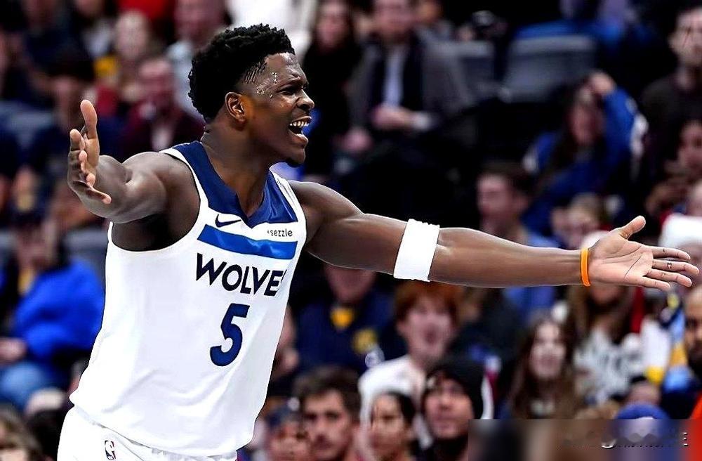 被当交易筹码卖了三次的状元，凭啥要拼命？爱德华兹拿4500万玩命扛队，维金斯