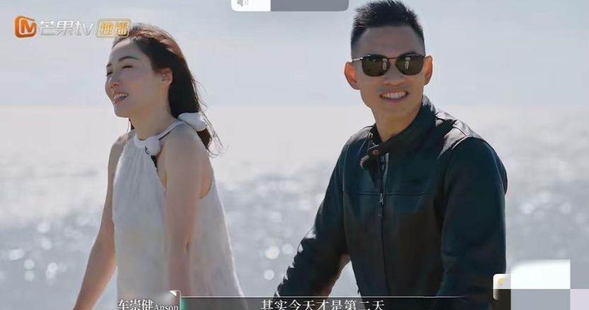 李施嬅不谈了，彻底翻篇。车崇健还活在婚礼梦里，她已扛起摄像机开拍新剧。钱没存