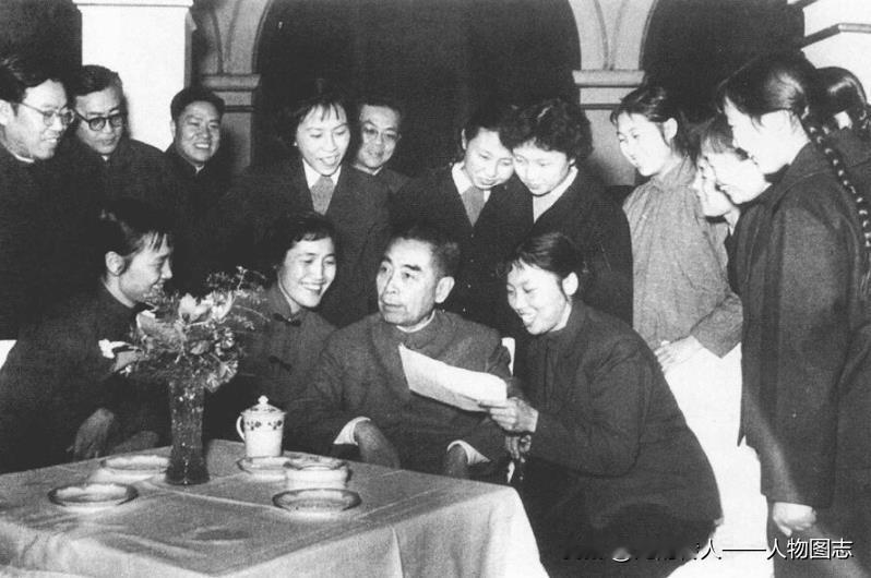 1966年1月23日(春节),周恩来在天津干部俱乐部与天津文艺工作者联欢。