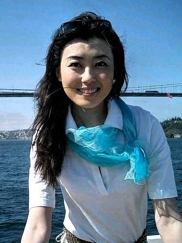 央视主持人李红，长相大气明艳，气质里自带一股优雅力量。她的美不单在眉眼，更在举