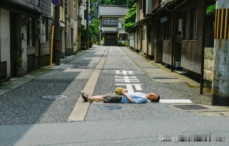 股票这东西，有时候还真得学会“装死”。我有个朋友，之前买了只股票，刚入手就开始跌