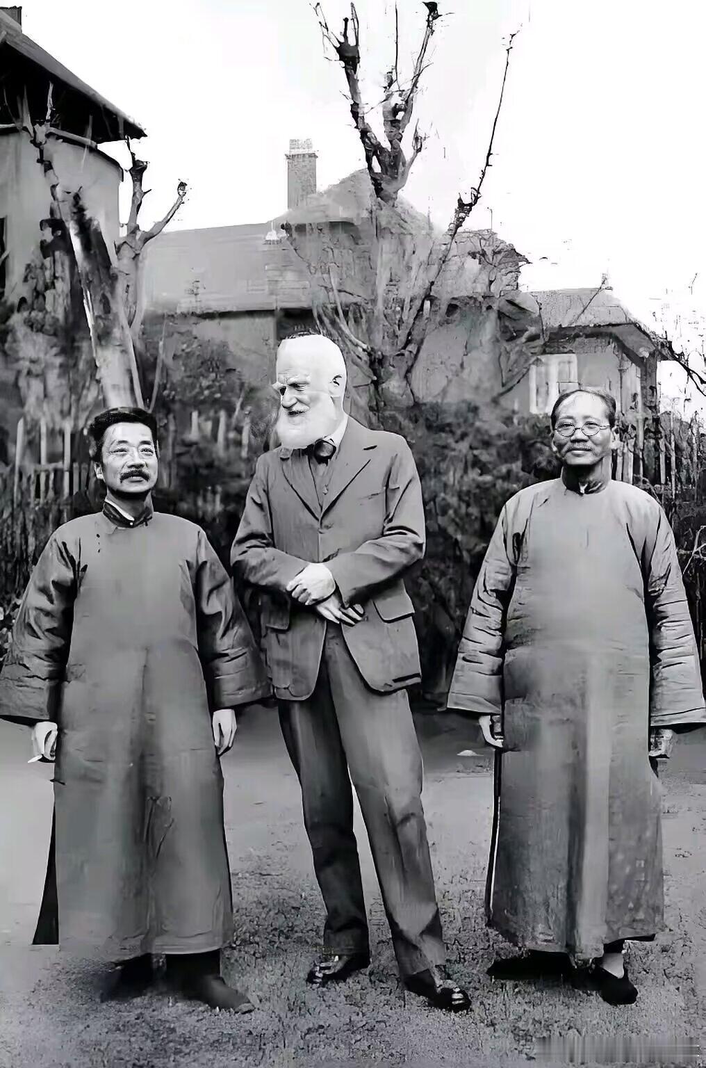 这是鲁迅的真实照片。第一次知道，鲁迅特别矮，150厘米多，连160都不到。照片中