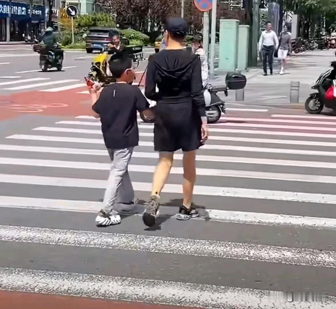 网友偶遇宋丹丹带孙子过马路，没想到都长这么大了，宋丹丹老师看起来气血好足啊