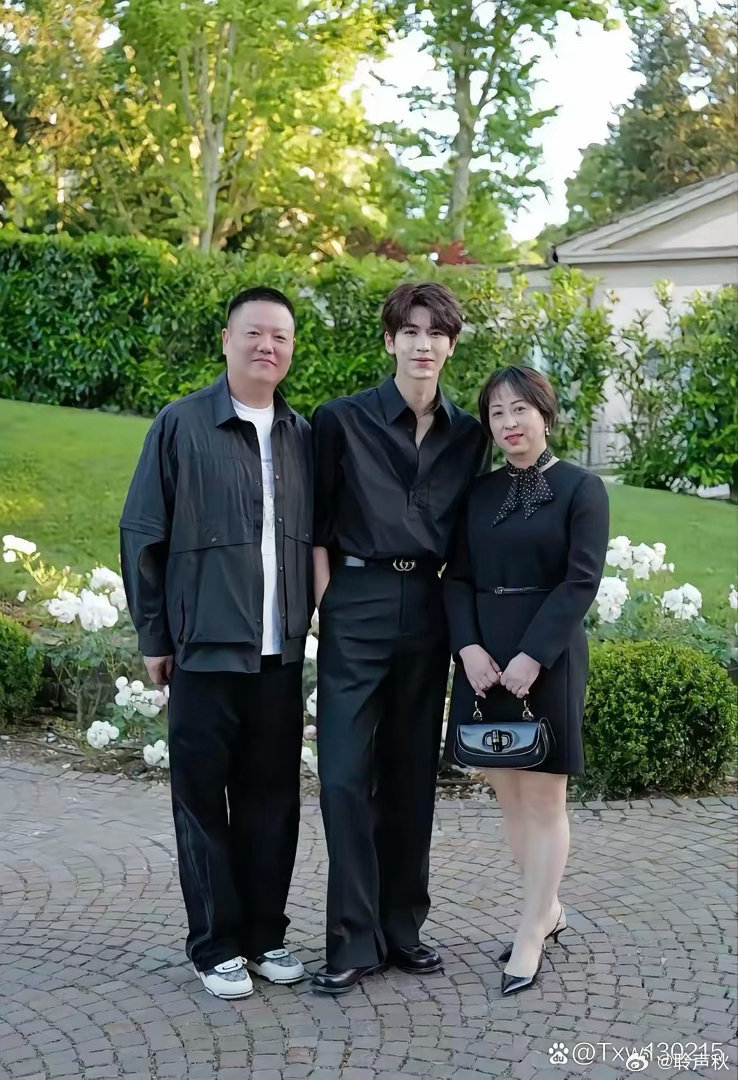 张凌赫妈妈首次公开与家人的合照，完全看不出来谁像谁