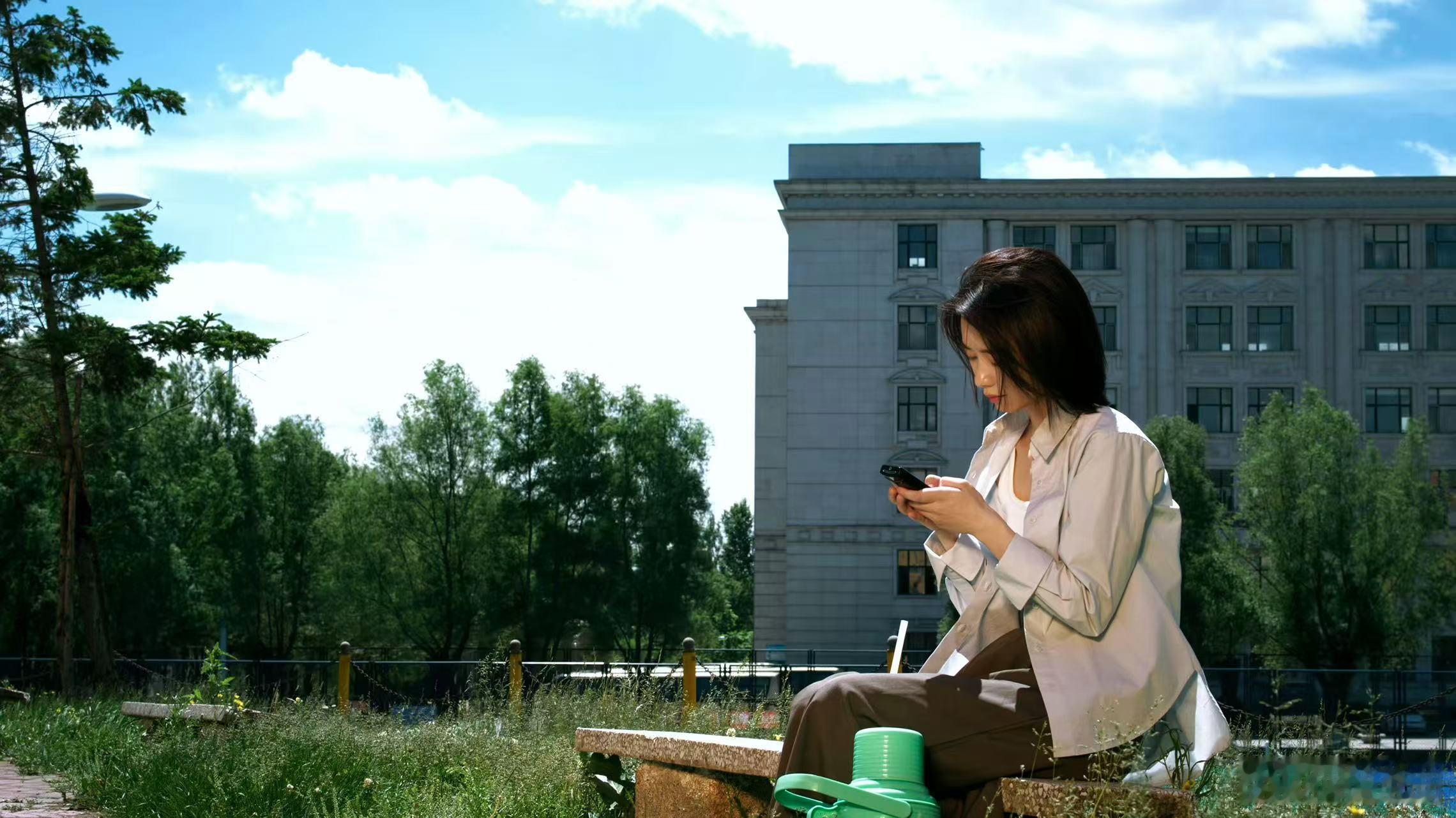 刘雅瑟深v开到腰了北京国际电影节刘雅瑟以深V大礼服亮相红毯，黑白撞色设计既优雅