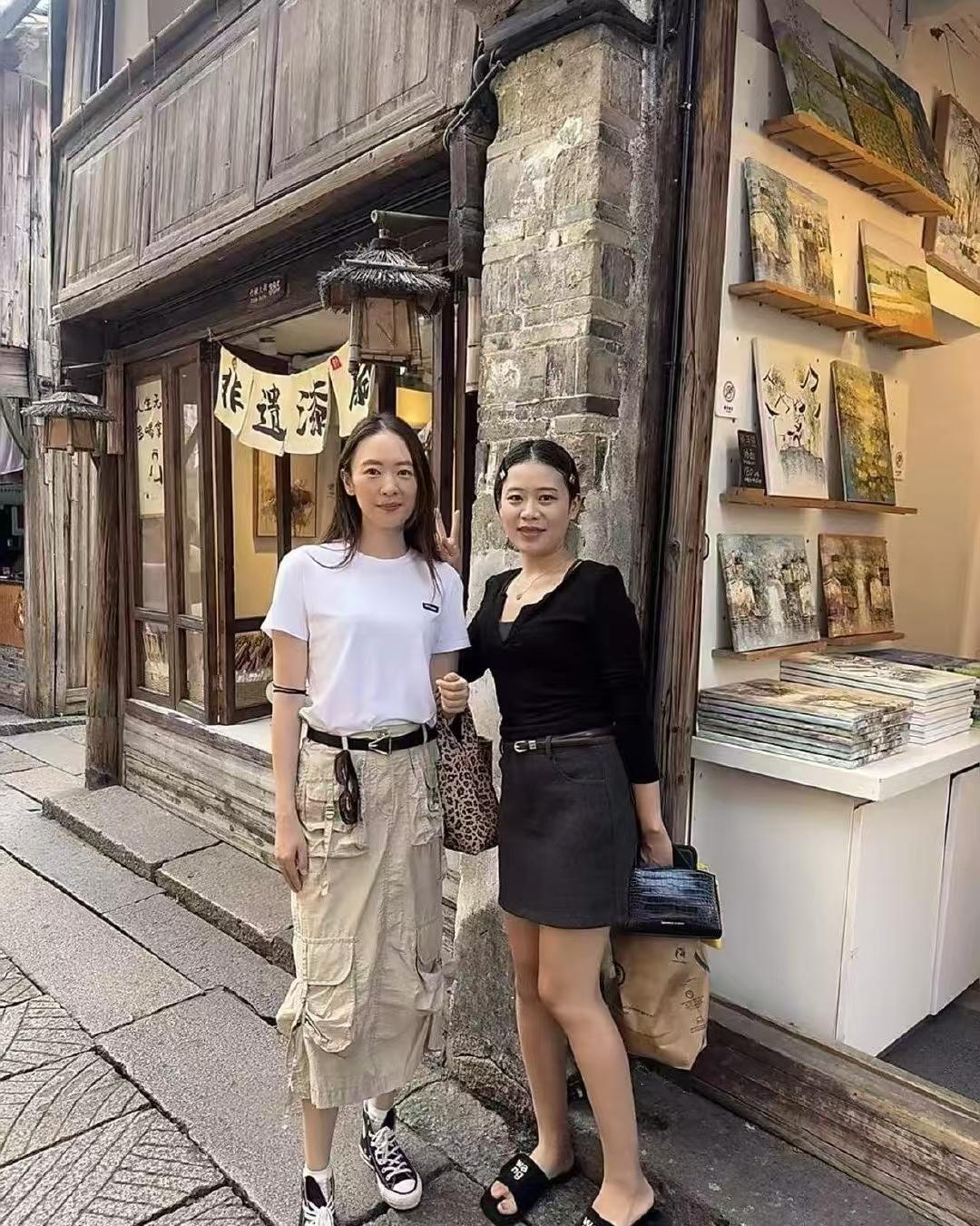 网友在乌镇偶遇童瑶！真实容貌反差太大了吧！跟精修图比，童瑶这素颜状态太让人意