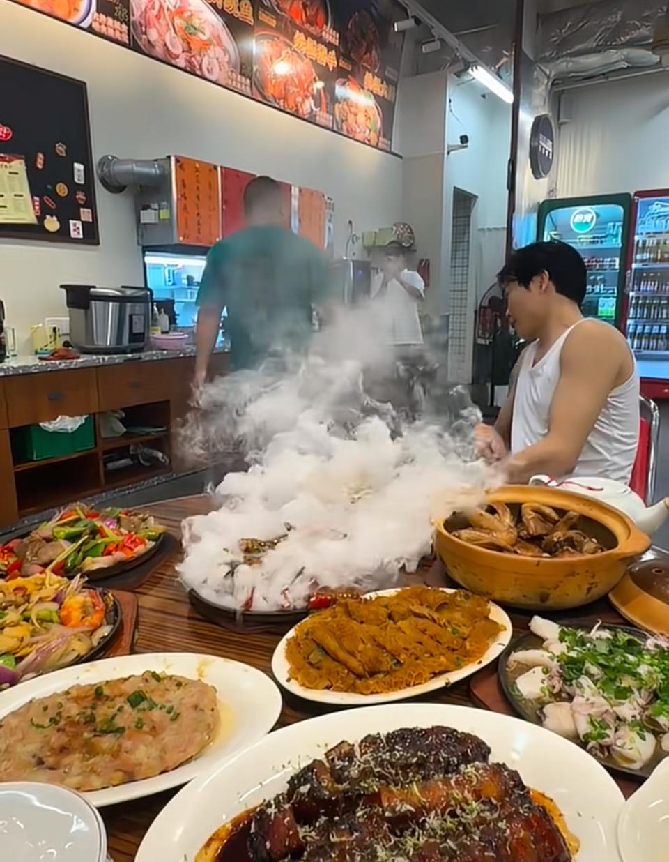 1.这桌硬菜直接把幸福感拉满！2.烟火气爆棚的一桌，碳水和肉香都齐了～