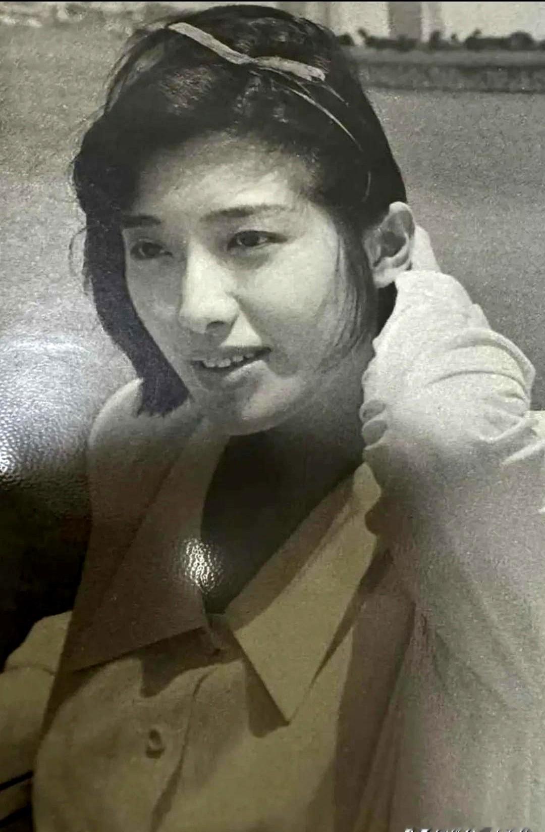 这是26岁的山口百惠，刚生完两个孩子，剪了短发，身材略显粗壮。在生大儿子之前