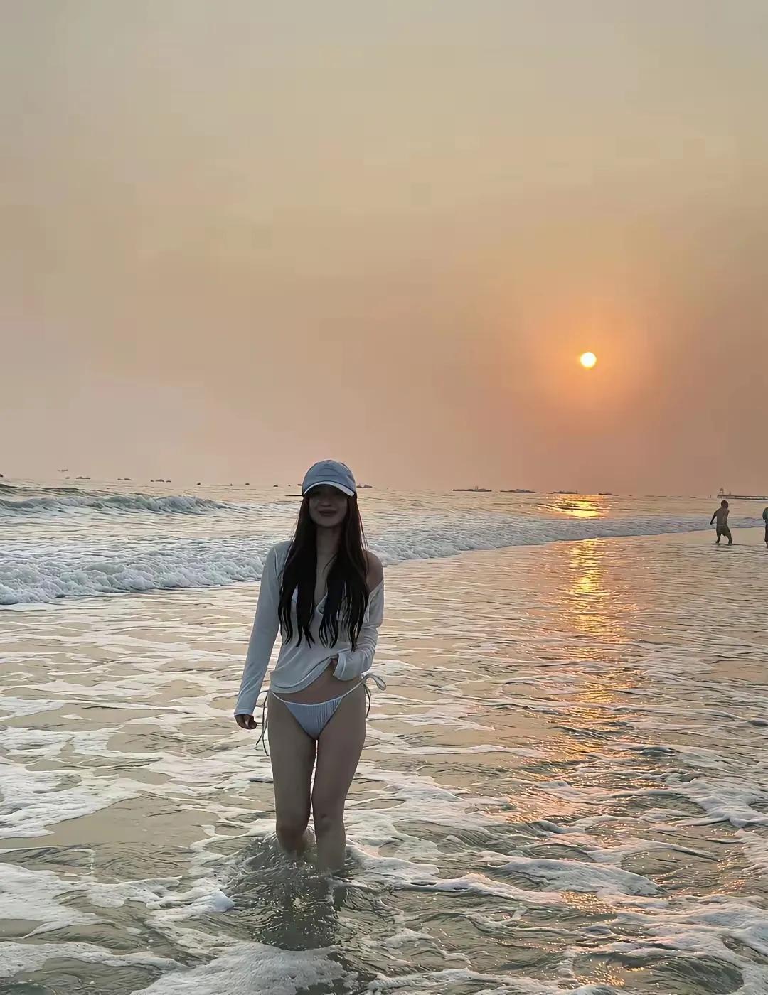 海边日落漫步，感受海风拂面，享受宁静时光。🌊🌅