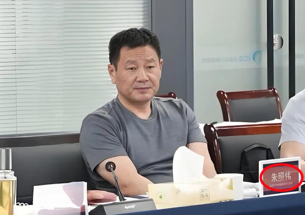 朋友老家在江苏省盐城市盐都区，今天听他说他以前的初中老师朱某伟上了热搜。我很好奇