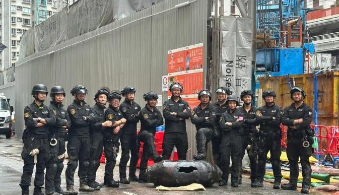 香港拆弹部队真牛！9月19日，香港鲗鱼涌滨海街的一处工地在施工时，意外发现了一