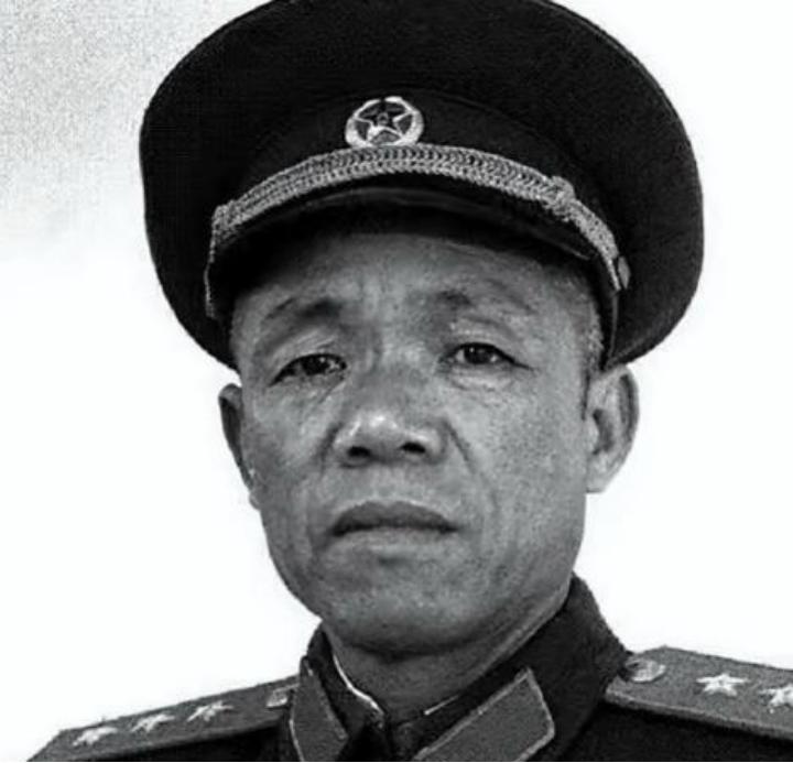 1950年，解放海南岛前，韩先楚看到登岛名单上很多都是副职时，顿时气坏了："都不