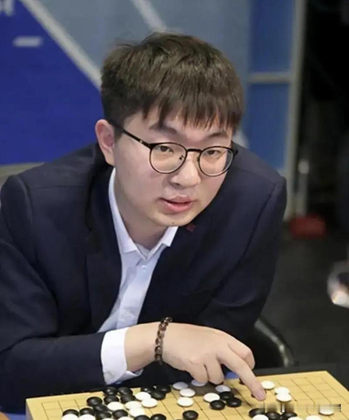 15:50农心杯速报。第28届农心杯世界围棋团体赛，正在进行中，中国棋手杨鼎新