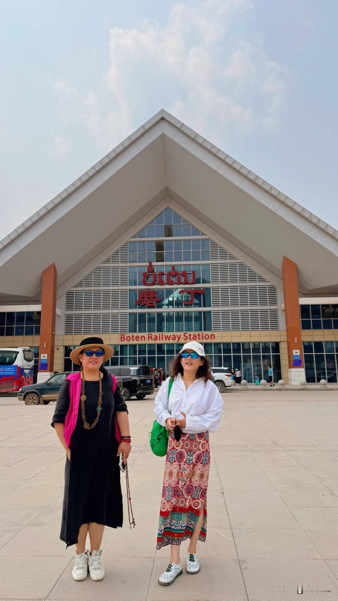 坐上绿皮火车去老挝，铁路火车中国制造，文字以中国字为大，一切都是熟悉的味道。