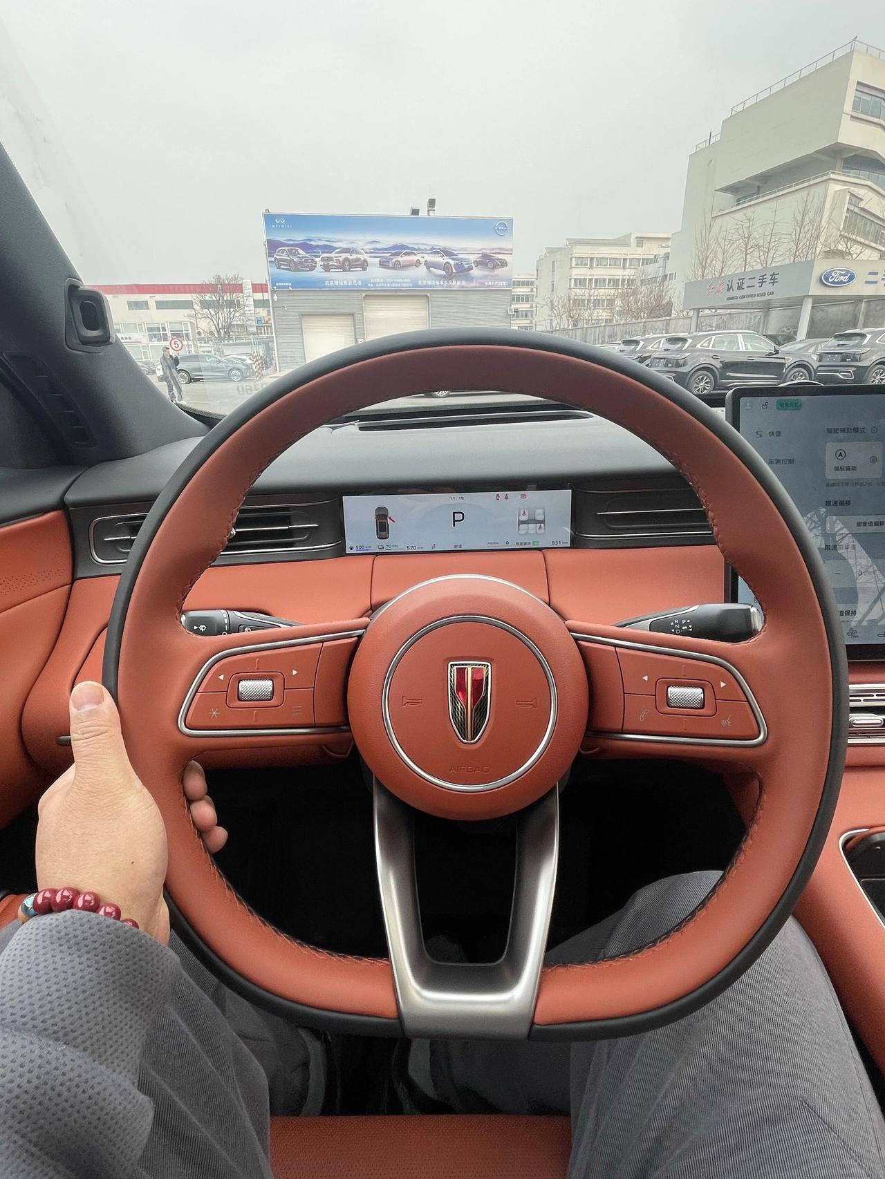 试驾完红旗HS6纠结了，选它还是钛7理想L6?这家伙，老树也开花了……前几天