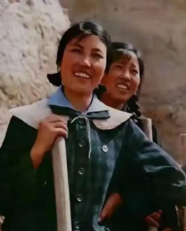 陈永贵亲自做媒，把大寨村最出名的铁姑娘队长郭凤莲，许给了一个腿脚不利索的退伍兵贾