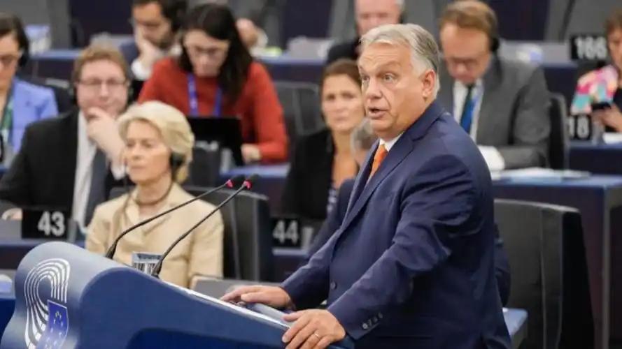 最近，欧尔班直言不讳，讲述了他对欧洲和平与稳定的愿景：首先，他要求欧洲绕过美国