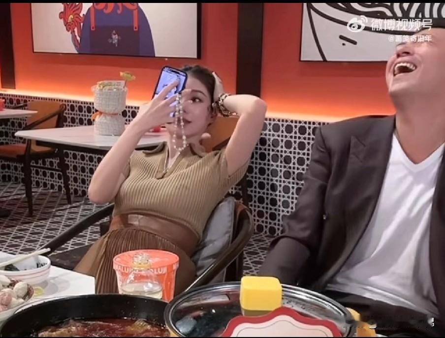 马筱梅孕肚都这么大了，还要搞直播赚钱，难道汪小菲不给钱花的吗？家里即将再添新丁，