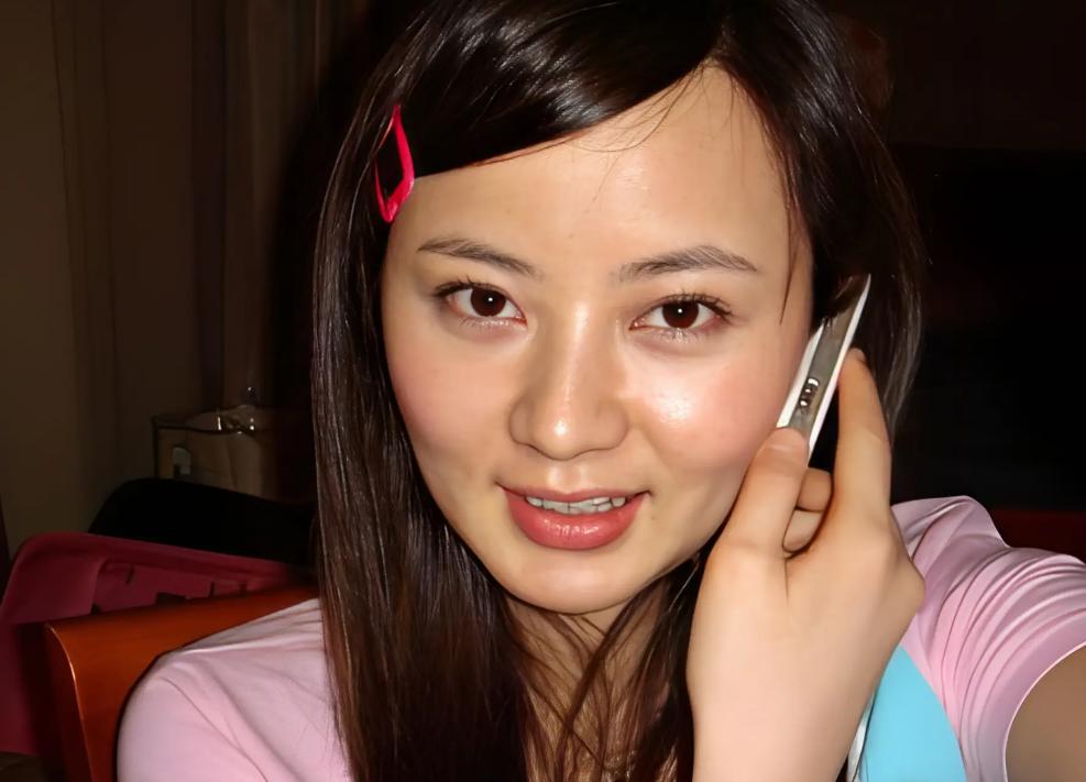 2006年，赵本山接拍了一则广告，品牌商特意安排了一个相貌不俗的中戏大二女生，作
