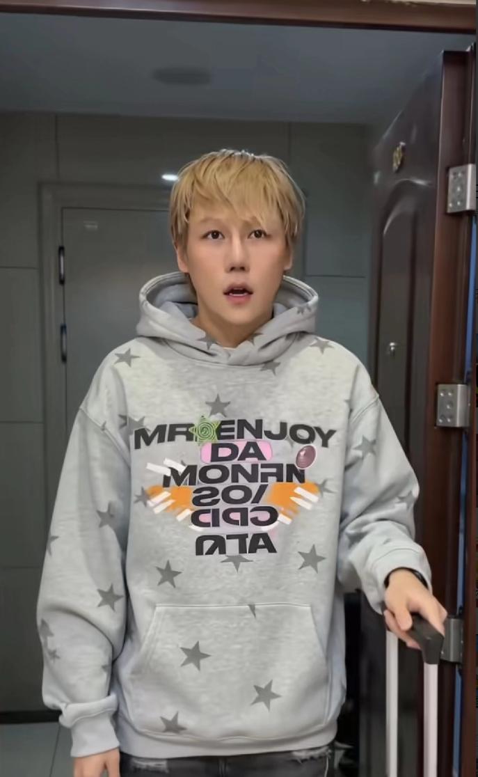 这就是AI的意义！明星刘维过年发布了一段视频，他打开家门，妈妈在厨房回头，说了句