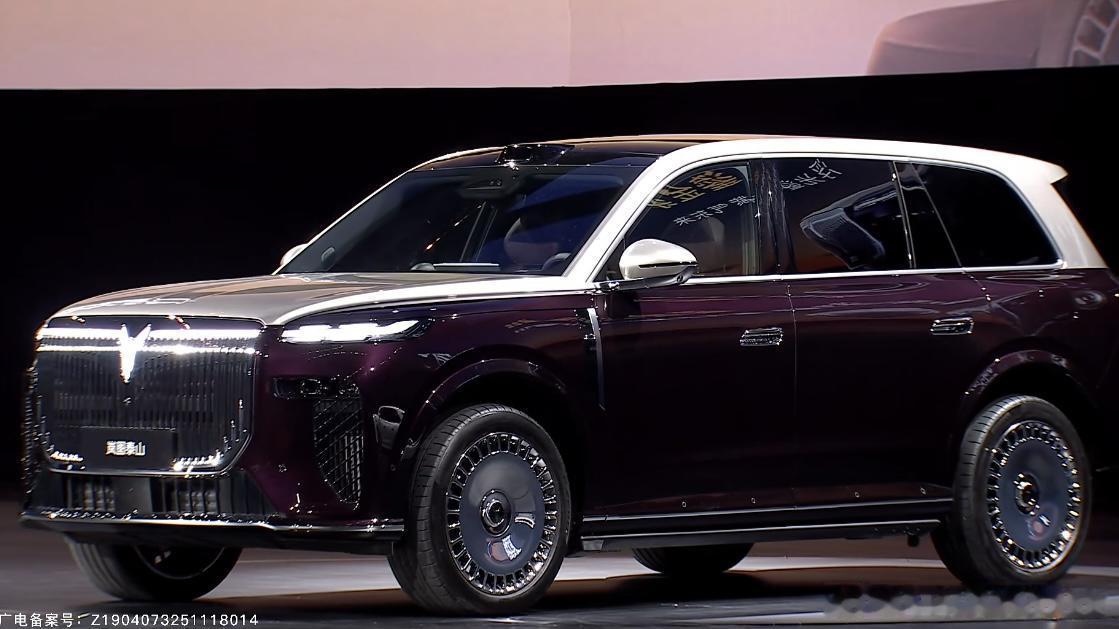 岚图泰山选色难题！黑色还是紫色我通常偏好深色调的车，因此在黑色和紫色之间犹豫不决